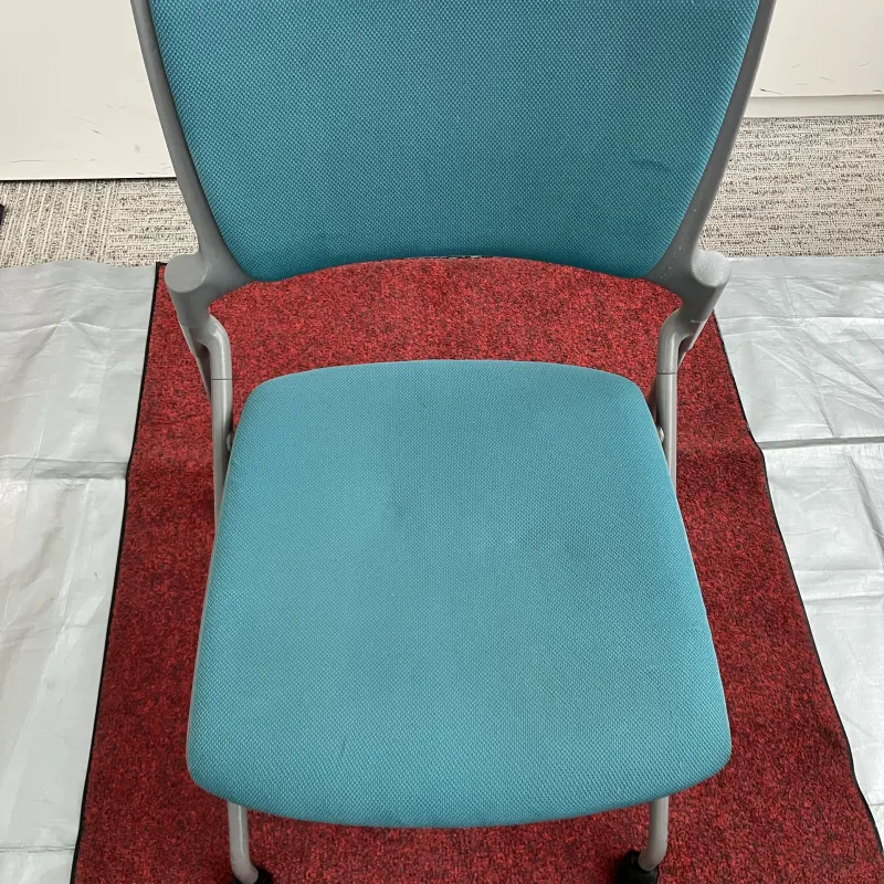 チェアの皮脂を綺麗にクリーニング｜ていねい作業