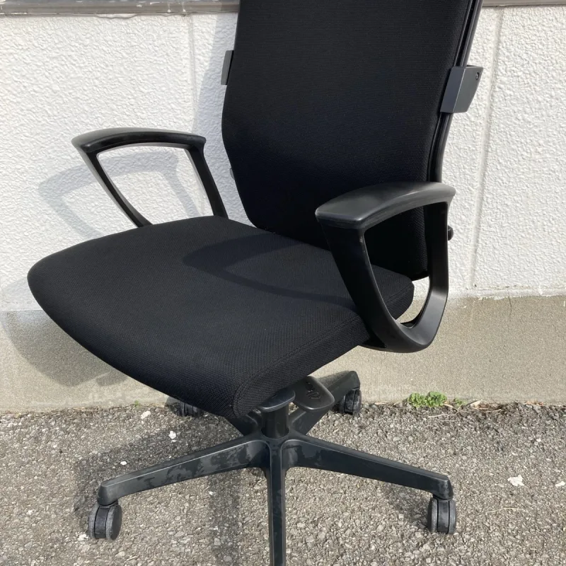 黒いオフィスチェアを大量に洗浄！計50脚