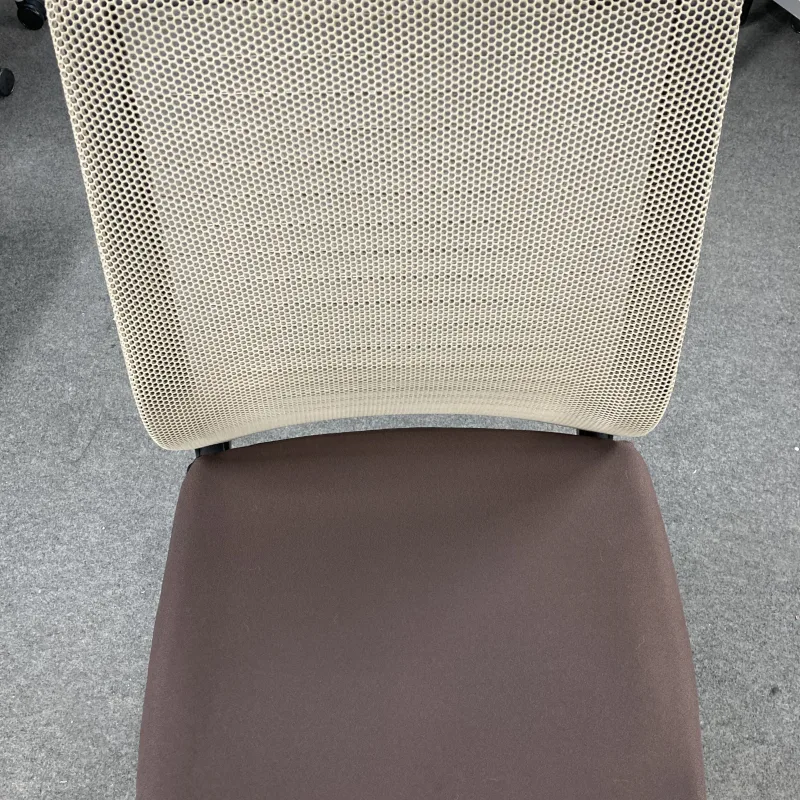 座面の汚れ、手垢の付いたイス　120脚洗浄