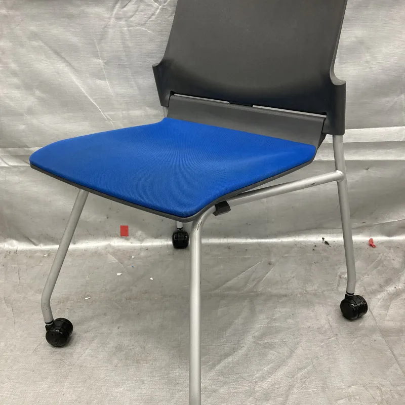 ミーティング用のイスをキレイに！フィットスタック