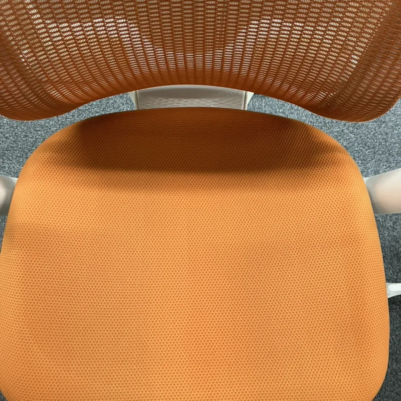 オレンジ色の座面についた頑固なシミもキレイに洗浄