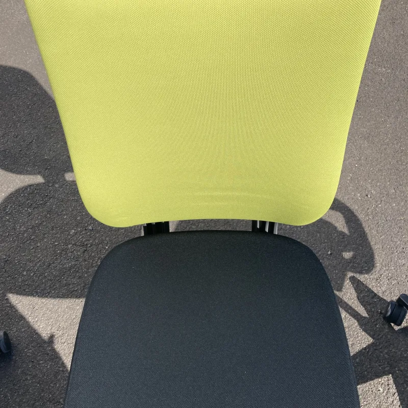 蛍光色のチェアもキレイになります！