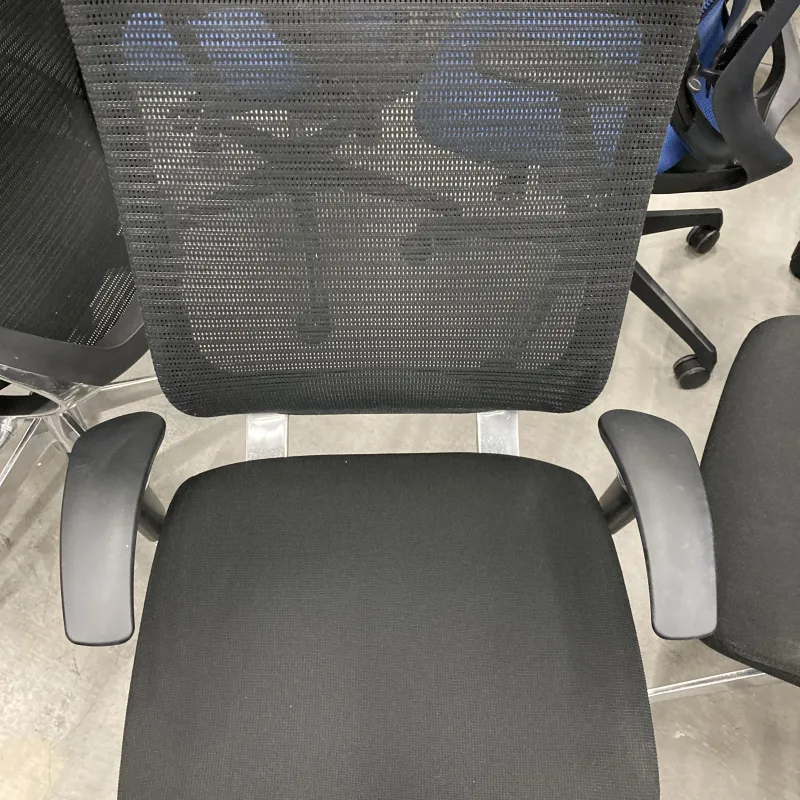 手垢の汚れが多いチェアもスッキリ洗浄！