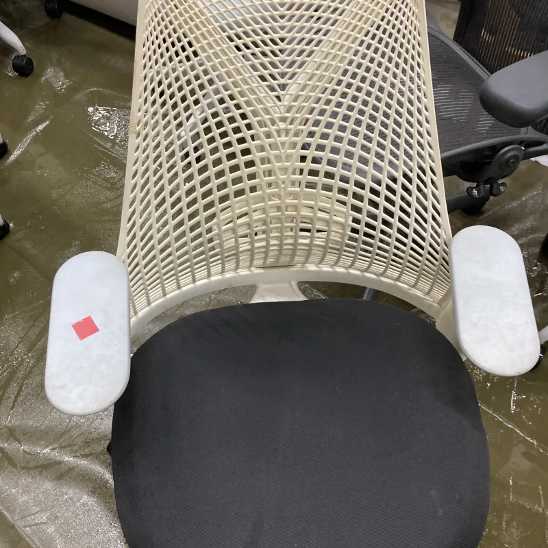 千葉県柏市 Herman Miller Sayl OAチェアのオフィスチェアクリーニング前（主な汚れ: 手垢汚れ）
