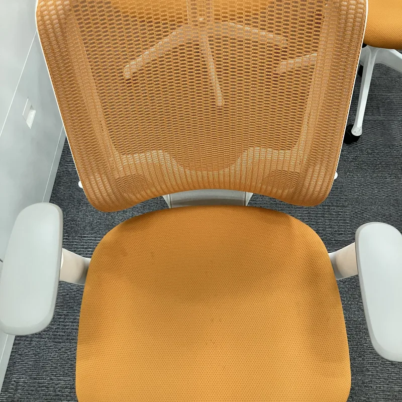 東京都港区 オカムラ シルフィー OAチェアのオフィスチェアクリーニング前