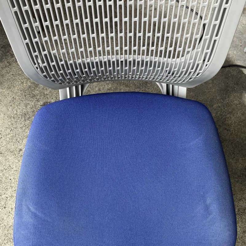 愛知県名古屋市 オカムラ ヴィスコンテ OAチェアのオフィスチェアクリーニング前（主な汚れ: くすみ・手垢汚れ・皮脂汚れ）