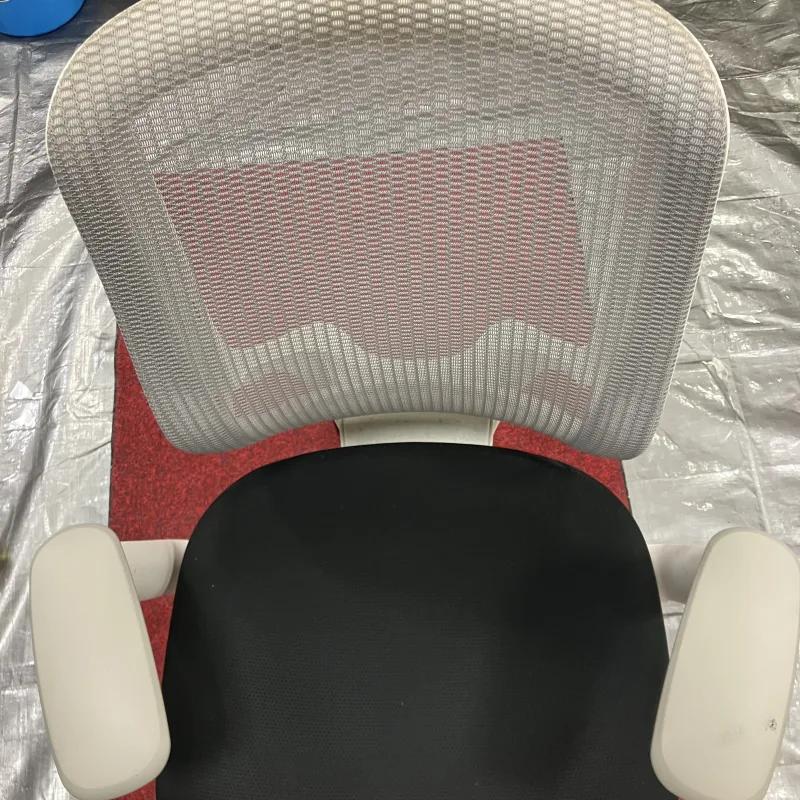 埼玉県上尾市 オカムラ シルフィー メッシュチェアのオフィスチェアクリーニング前（主な汚れ: 座面の中の汚れ）