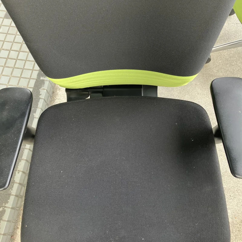 岐阜県岐阜市 オカムラ フィーゴ OAチェアのオフィスチェアクリーニング前（主な汚れ: シミ・手垢汚れ・皮脂汚れ・蓄積汚れ）