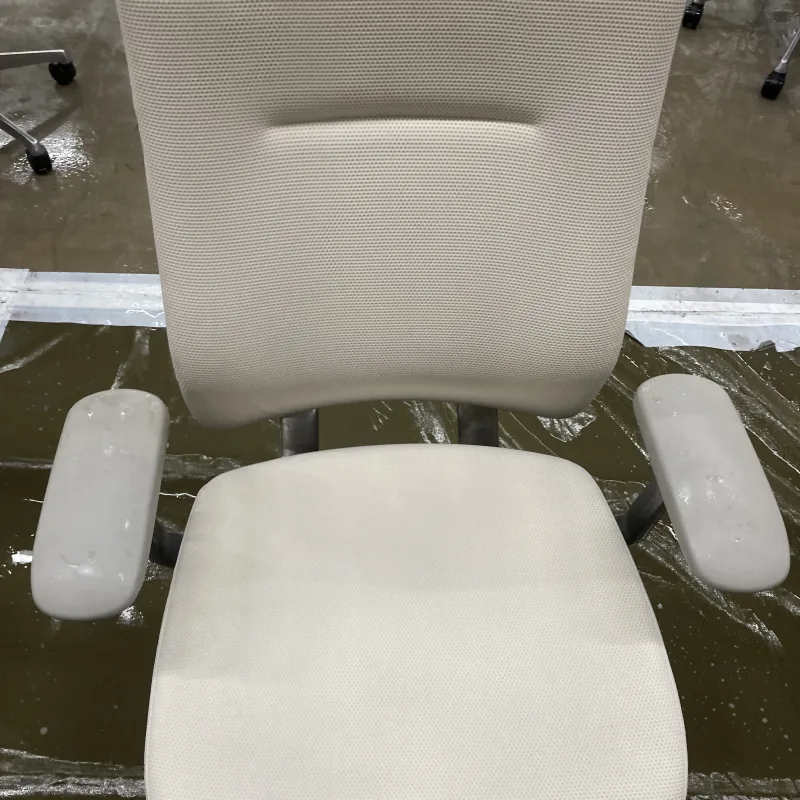 千葉県柏市 オカムラ コーラル OAチェアのチェア座面の汚れクリーニング クリーニング後（主な汚れ: 手垢汚れ・シミ）