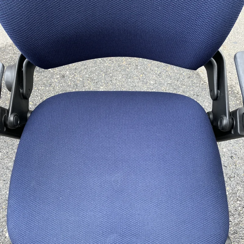 愛知県名古屋市 Steelcase Leap OAチェアのオフィスチェアクリーニング前（主な汚れ: シミ・手垢汚れ・日常汚れ・皮脂汚れ）