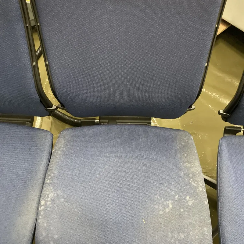 千葉県 柏市 オカムラ エスクード OAチェアのチェア座面の汚れリフレッシュ クリーニング前