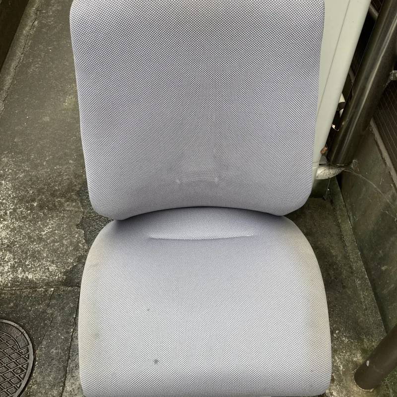 千葉県千葉市 オカムラ OAチェアのオフィスチェアクリーニング前（主な汚れ: 皮脂汚れ）