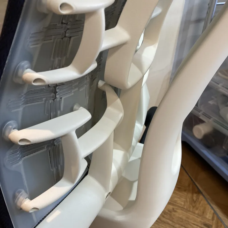 東京都目黒区 Herman Miller Embody OAチェアのオフィスチェアクリーニング後（主な汚れ: シミ・埃・手垢汚れ）