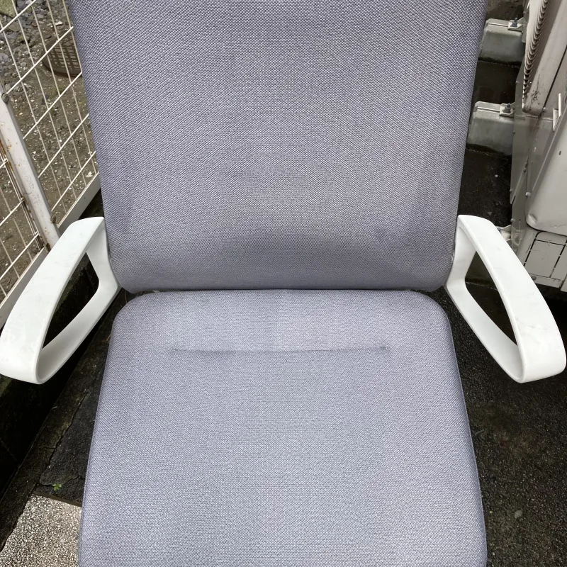 千葉県千葉市 オカムラ モード OAチェアのチェア座面の汚れ原状回復 クリーニング後（主な汚れ: 手垢汚れ）