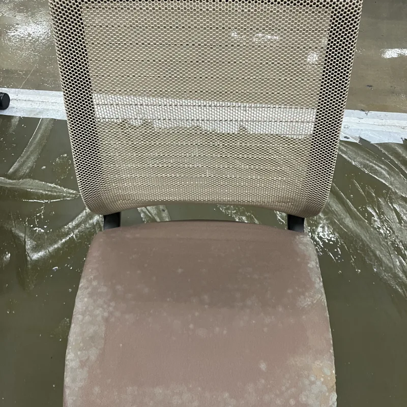 千葉県 柏市 Steelcase Think メッシュチェアの執務スペースの中古メッシュチェアを再利用へ クリーニング前