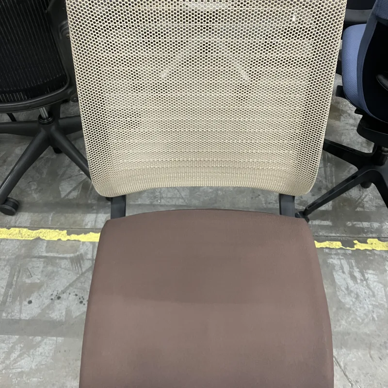千葉県 柏市 Steelcase Think メッシュチェアの執務スペースの中古メッシュチェアを再利用へ クリーニング後