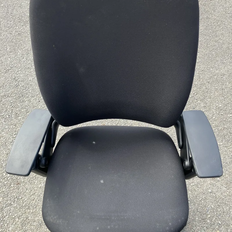 茨城県常総市 Steelcase Leap OAチェアの廃棄予定のOAチェアを短時間で再利用へ クリーニング前（主な汚れ: カビ汚れ）