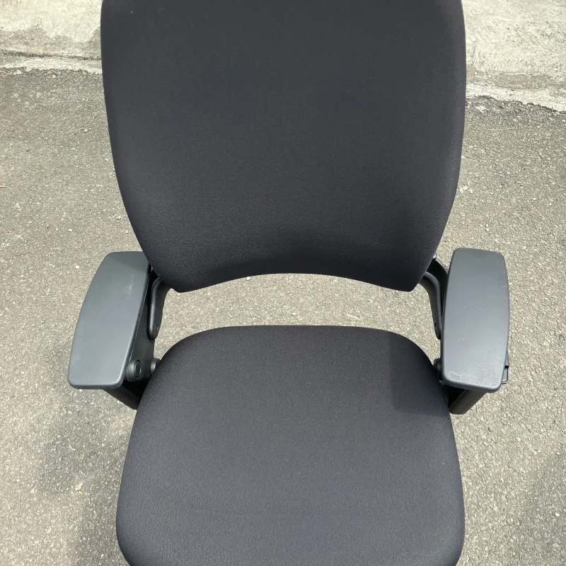 茨城県常総市 Steelcase Leap OAチェアの廃棄予定のOAチェアを短時間で再利用へ クリーニング後