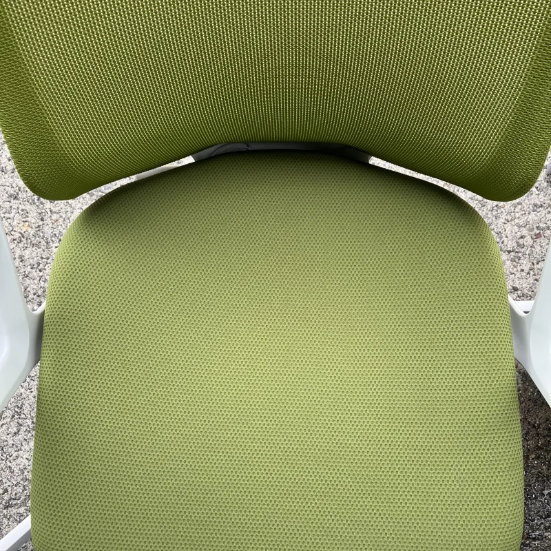 岐阜県岐阜市 オカムラ フルーエント OAチェアのオカムラ フルーエントの座面汚れを短時間で洗浄 クリーニング後（主な汚れ: 手