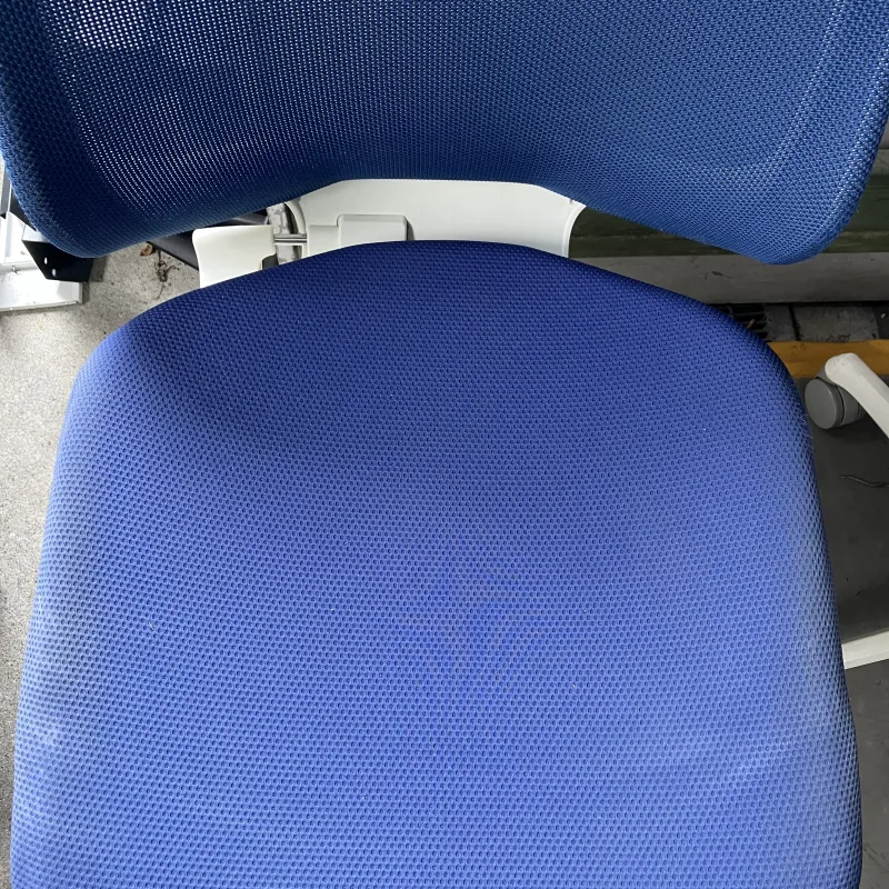 愛知県名古屋市 オカムラ フルーエント OAチェアの座面の汚れが目立つOAチェアを短時間で洗浄 クリーニング前（主な汚れ: くすみ・皮脂汚れ・手垢汚れ）