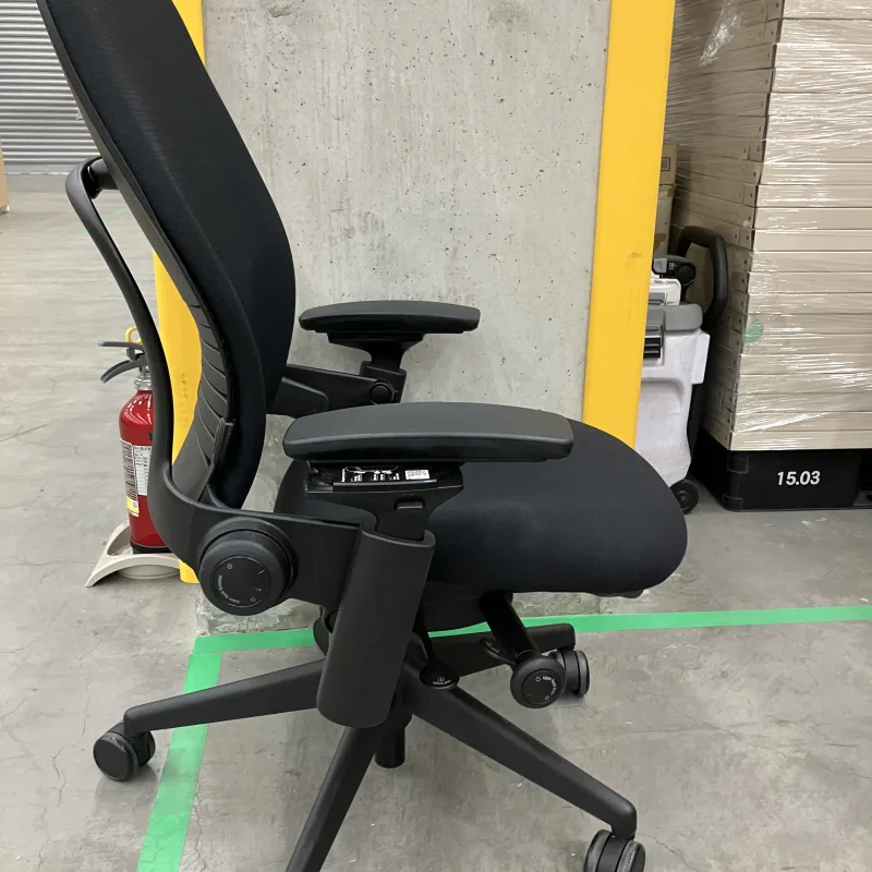 千葉県 柏市 Steelcase Leap OAチェアの上下昇降復活 クリーニング前