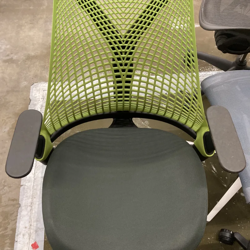 千葉県 柏市 Herman Miller Sayl OAチェアのHerman Miller Saylの座面汚れを定期メンテナンスで洗浄 クリーニング前