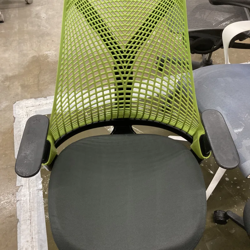 千葉県 柏市 Herman Miller Sayl OAチェアのHerman Miller Saylの座面汚れを定期メンテナンスで洗浄 クリーニング後
