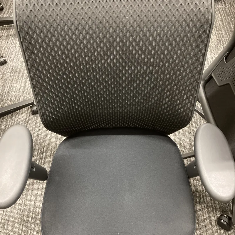 東京都港区 ヴィトラ ID メッシュ OAチェアの執務スペースと会議室のID メッシュを定期洗浄 クリーニング前(主な汚れ: 手垢汚れ