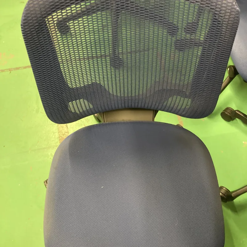 神奈川県川崎市 オカムラ シルフィー OAチェアのレイアウト変更に伴い、執務スペース180脚を洗浄 クリーニング前（主な汚れ: 手