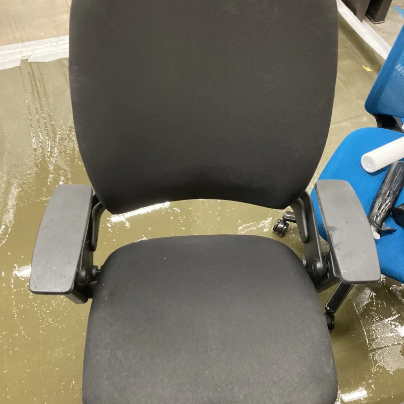 千葉県柏市 Steelcase Leap OAチェアのSteelcase Leap 200脚を定期メンテナンスで洗浄 クリーニング前（主な汚れ: 皮脂汚れ）