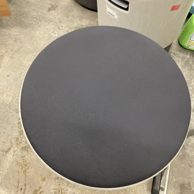 千葉県柏市 Steelcase ブイチェア スツールのSteelcaseブイチェア200脚を定期メンテナンス クリーニング後(主な汚れ: 汗の蓄積