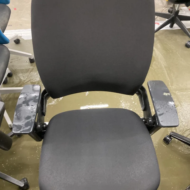千葉県柏市 Steelcase Leap OAチェアのSteelcase Leap 200脚を定期メンテナンスで洗浄 クリーニング後（主な汚れ: 皮脂汚れ）