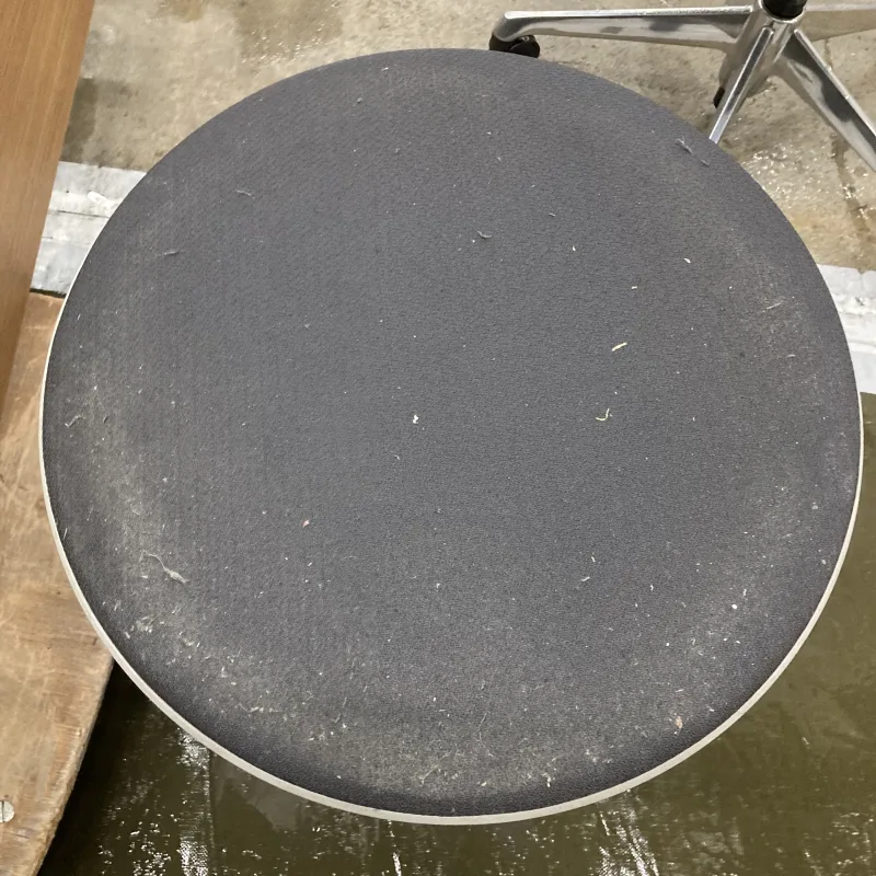 千葉県柏市 Steelcase ブイチェア スツールのSteelcaseブイチェア200脚を定期メンテナンス クリーニング前(主な汚れ: 汗の蓄積