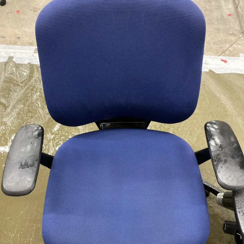 千葉県柏市 オカムラ シルフィー OAチェアの黒ずみとシミが目立ったシルフィーを定期メンテナンス洗浄 クリーニング後（主な汚れ