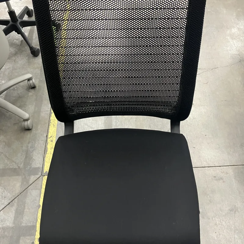 千葉県 柏市 Steelcase Think メッシュチェアの会議室のThinkメッシュチェアを短時間で整えた定期クリーニング クリーニング後