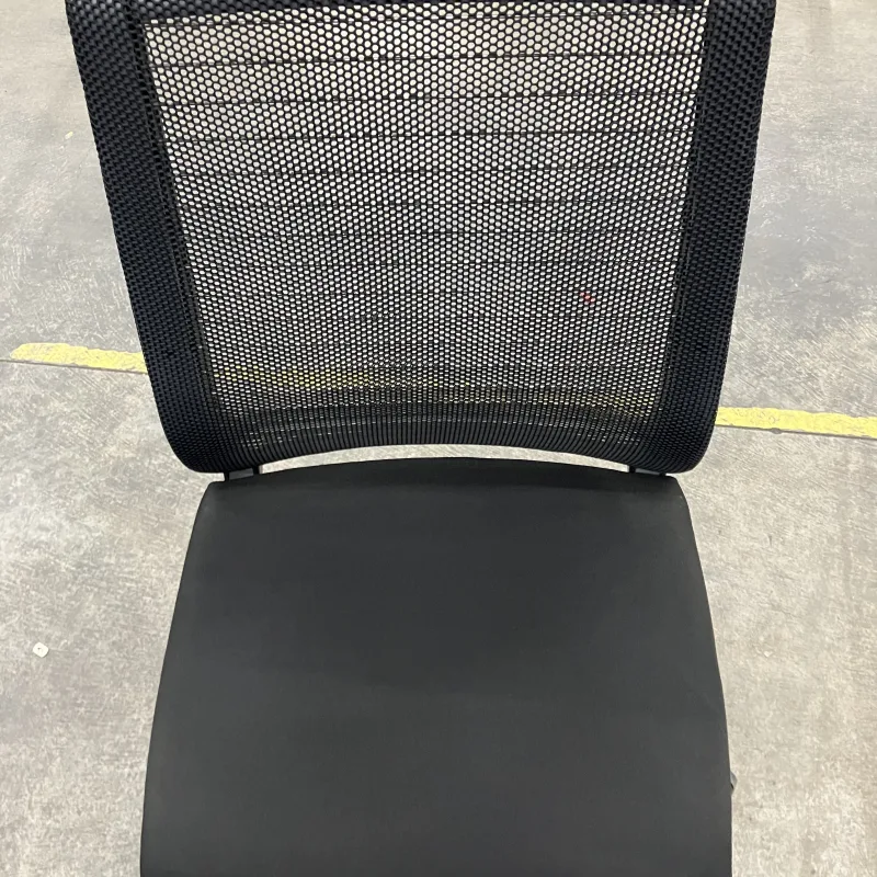 千葉県 柏市 Steelcase Think メッシュチェアの会議室のThinkメッシュチェアを短時間で整えた定期クリーニング クリーニング前