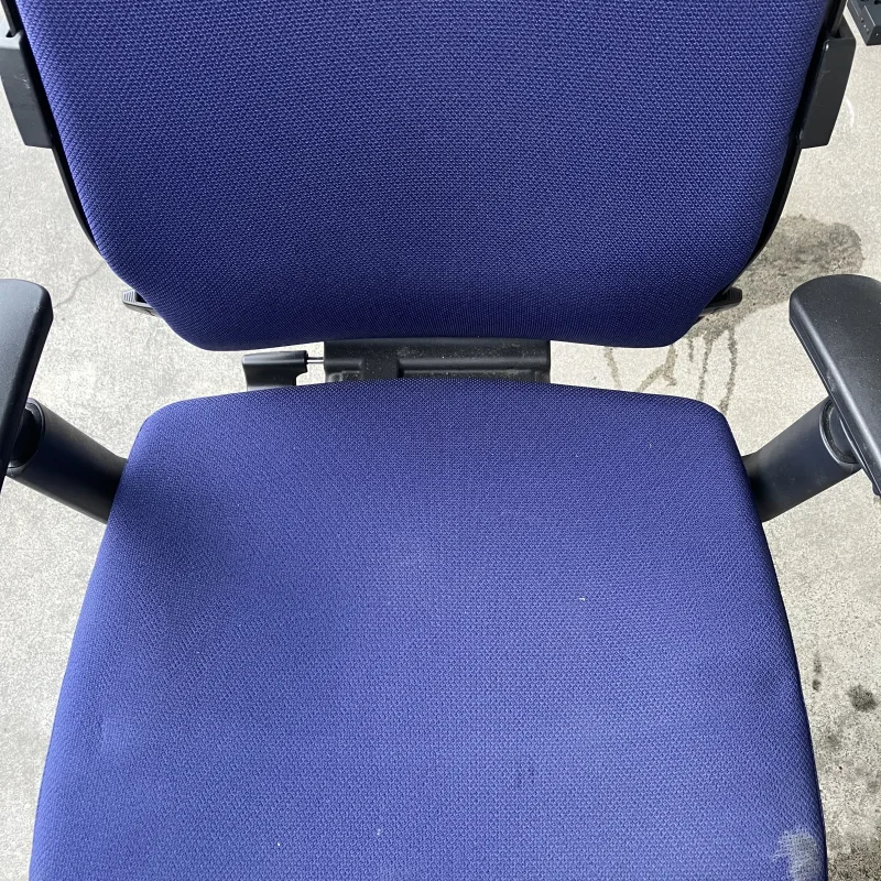 愛知県 名古屋市 オカムラ エスクード OAチェアの座面のシミと手垢が目立つOAチェアを洗浄 クリーニング前