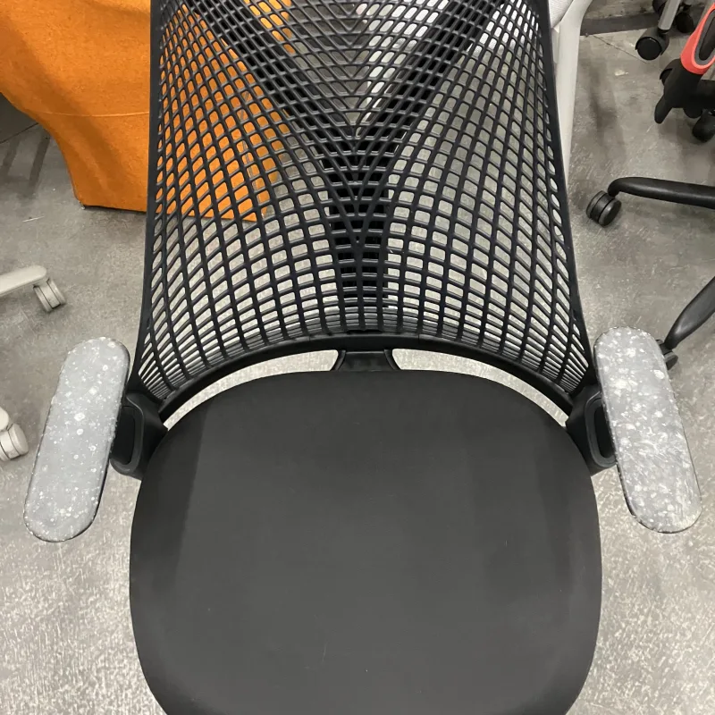 千葉県 柏市 Herman Miller Sayl OAチェアのHerman Miller Saylの座面を短時間で整えた事例 クリーニング前
