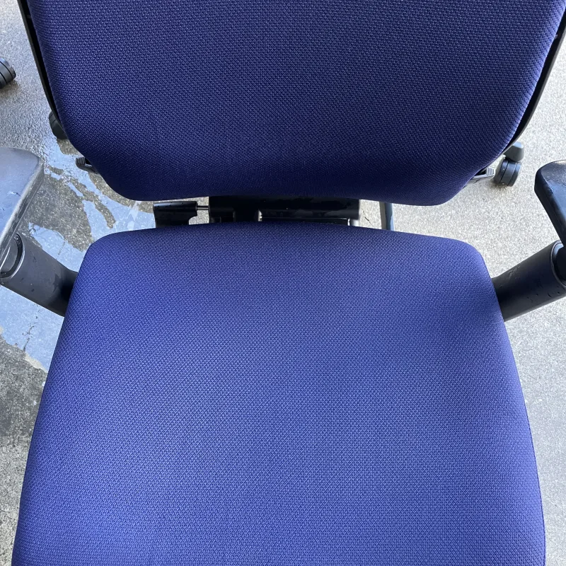 愛知県 名古屋市 オカムラ エスクード OAチェアの座面のシミと手垢が目立つOAチェアを洗浄 クリーニング後