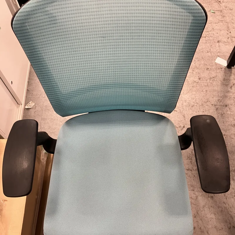 千葉県 柏市 内田洋行 エルフィ メッシュチェアの内田洋行エルフィのくすみを整え、明るい印象へ クリーニング後