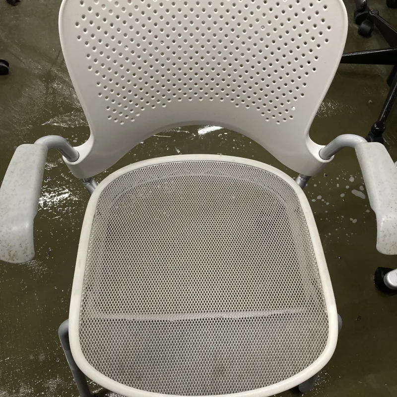 Herman Miller ケイパー200脚の定期洗浄を実施 の before 画像
