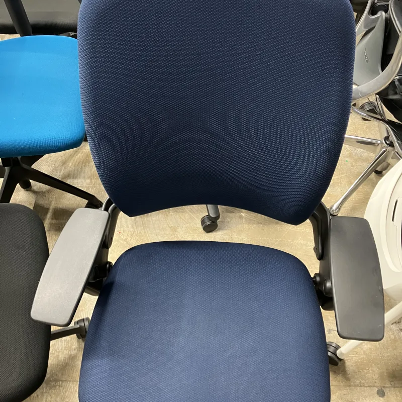 茨城県常総市 Steelcase Leap OAチェアのSteelcase Leapの座面汚れを短時間でクリーニング クリーニング後（主な汚れ: 汗の蓄積
