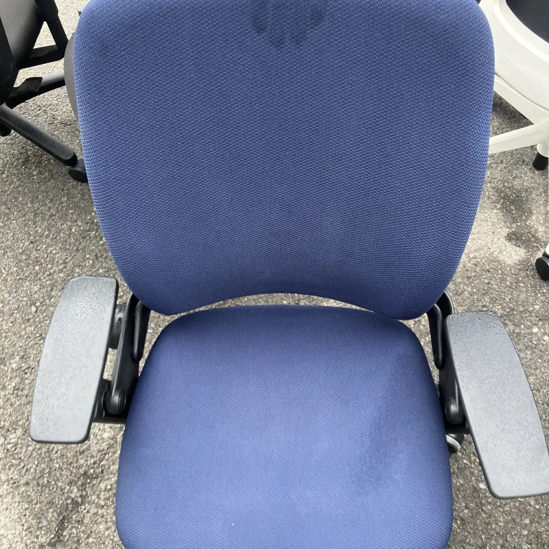 茨城県常総市 Steelcase Leap OAチェアのSteelcase Leapの座面汚れを短時間でクリーニング クリーニング前（主な汚れ: 汗の蓄積