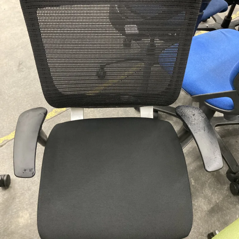 千葉県柏市 Steelcase Think OAチェアのSteelcase Think 200脚を定期メンテナンスで洗浄 クリーニング後（主な汚れ: 手垢汚れ）