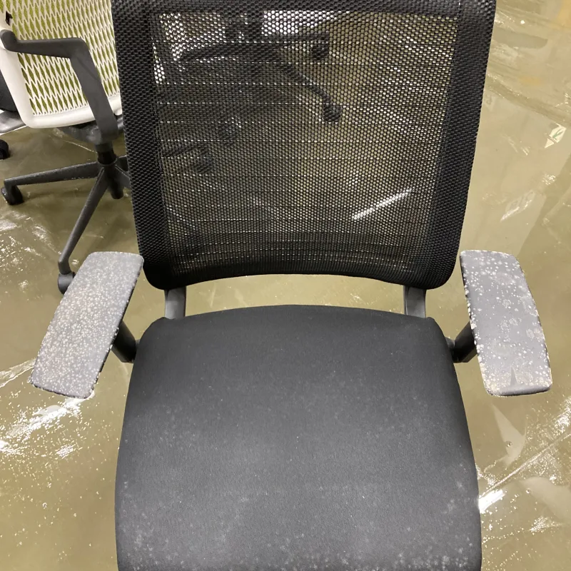 千葉県柏市 Steelcase Think OAチェアのSteelcase Think 200脚の定期メンテナンスを実施 クリーニング前（主な汚れ: 手垢汚れ）