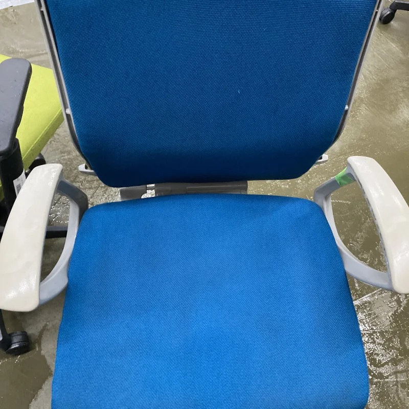 千葉県柏市 オカムラ エスクード OAチェアのオカムラ エスクード200脚を定期メンテナンス クリーニング後（主な汚れ: 手垢汚れ）