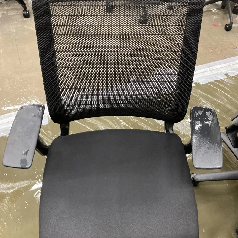 千葉県柏市 Steelcase Think OAチェアのSteelcase Think 200脚の定期メンテナンスを実施 クリーニング後（主な汚れ: 手垢汚れ）