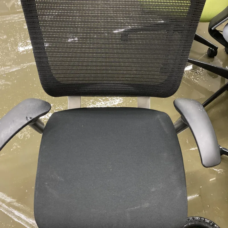 千葉県柏市 Steelcase Think OAチェアのSteelcase Think 200脚を定期メンテナンスで洗浄 クリーニング前（主な汚れ: 手垢汚れ）