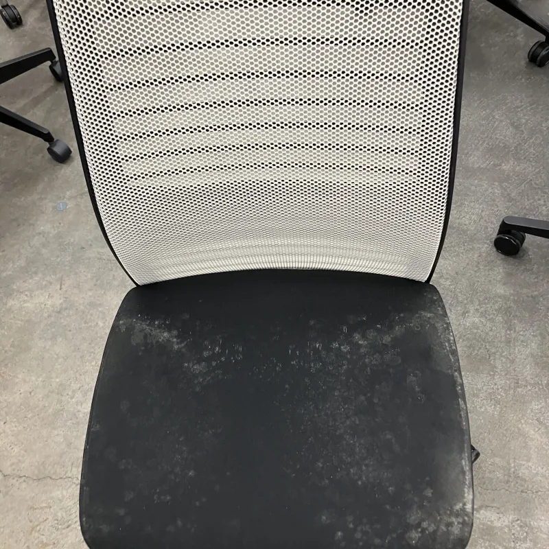 千葉県柏市 Steelcase Gesture OAチェアの中古導入のGestureを執務スペースで洗浄 クリーニング前（主な汚れ: カビ汚れ）