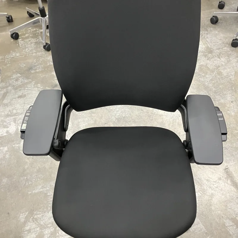 千葉県柏市 Steelcase Leap OAチェアの執務スペースのSteelcase Leap、座面シミを中心に定期洗浄 クリーニング後（主な汚れ: シ